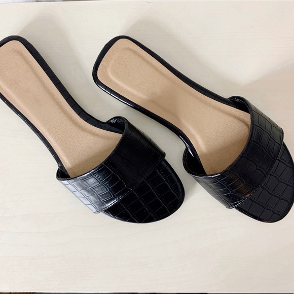 ✨NEW Amelia Sandal- in Black Croc - Picture 2 of 7